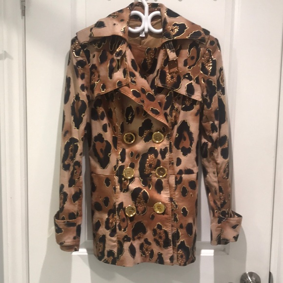 Cache-Leopard Print Short Trench Coat